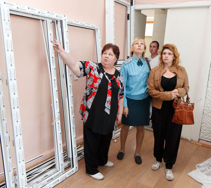 Межведомственная комиссия  проверяет готовность школы № 137  г. Новосибирска к новому учебному году. Фото Аркадия УВАРОВА