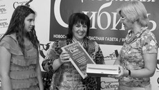 К званию лауреата премии «Лучший педагогический работник Новосибирской области» в копилке Марины Карповой прибавилось совсибировское — «Народный учитель — 2012». Диплом вручает главный редактор газеты Татьяна Асадчая. Фото Аркадия УВАРОВА