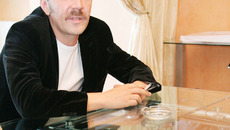 Сергей Шнуров курил одну сигарету за другой, отвечая на вопросы журналистов. Фото Михаила ПЕРМИНА