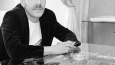 Сергей Шнуров курил одну сигарету за другой, отвечая на вопросы журналистов. Фото Михаила ПЕРМИНА