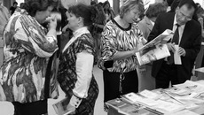 Прения продолжались и в перерывах съезда: педагоги делились опытом, знакомились с методологической литературой. Фото Аркадия УВАРОВА