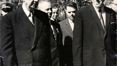 Генерал де Голль и академик Лаврентьев  во время визита французского президента. Академгородок, 1966 год. Фото с сайта  www.hydro.nsc.ru