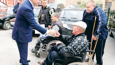 Ключи от новых машин вручили новосибирцам, пострадавшим от несчастных случаев на производстве. Фото Аркадия УВАРОВА