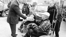 Ключи от новых машин вручили новосибирцам, пострадавшим от несчастных случаев на производстве. Фото Аркадия УВАРОВА