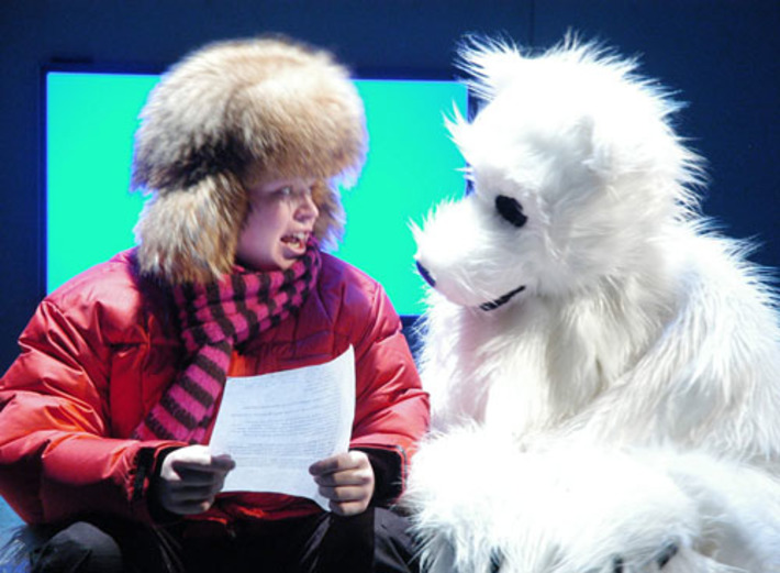 Сцена из спектакля «Наивno. Sупер». Фото театра «Глобус»