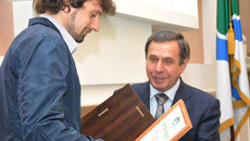 Мэр вручил премии новосибирским олимпийцам. Фото с сайта kp.ru