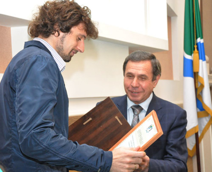 Мэр вручил премии новосибирским олимпийцам. Фото с сайта kp.ru