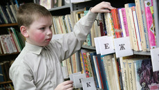 Многие по-прежнему предпочитают бумажную книгу электронной. Фото Михаила ПЕРМИНА