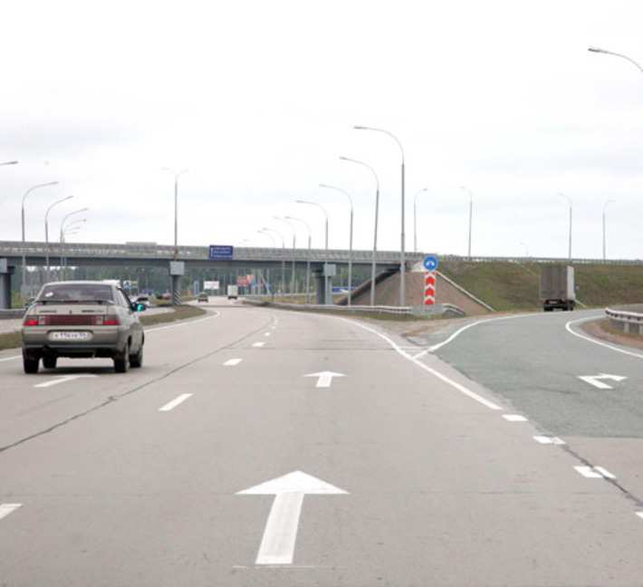 Близость трассы ускорила освоение земель. Фото Михаила ПЕРМИНА