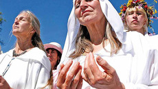 Человек, попадая в секту, постепенно теряет способность критически оценивать происходящее. Фото  с сайта www.vmnews.ru