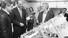 Губернатору представили несколько новых научных проектов. Фото Аркадия УВАРОВА