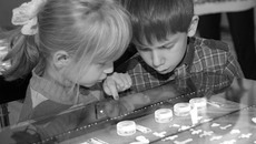 — А это крестики, их носили на шее... Фото Михаила ПЕРМИНА