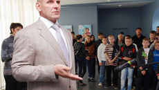 Многие пришли не только на выставку,  но и для того чтобы пообщаться с именитыми спортсменами. Фото Сергея КРАВЦОВА