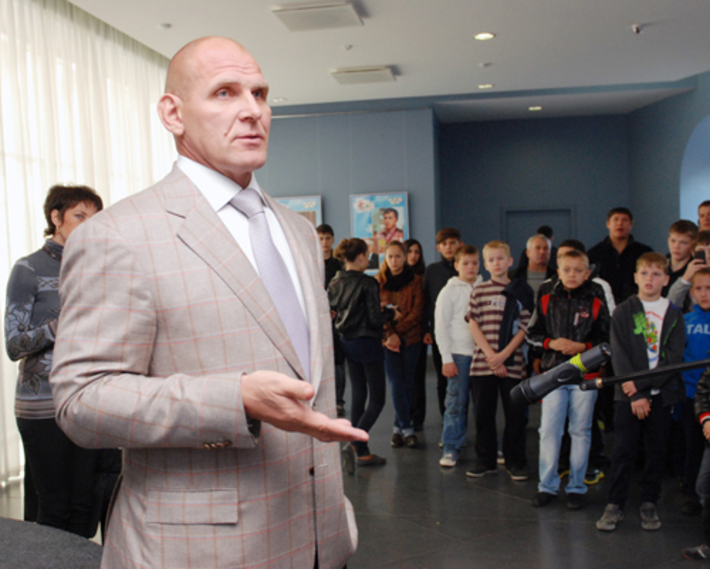 Многие пришли не только на выставку,  но и для того чтобы пообщаться с именитыми спортсменами. Фото Сергея КРАВЦОВА