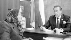 Ивану Морозу удалось убедить ветерана войны Марию Тычинину встать на учет на получение благоустроенного жилья. Фото Михаила ПЕРМИНА