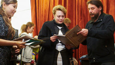 Дмитрий Ревякин вставал всякий раз, когда слышал интересный вопрос. Фото Виктора ДМИТРИЕВА