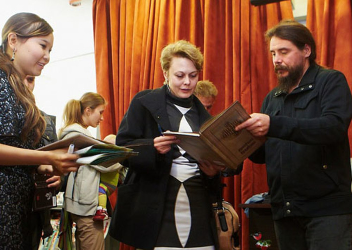 Дмитрий Ревякин вставал всякий раз, когда слышал интересный вопрос. Фото Виктора ДМИТРИЕВА