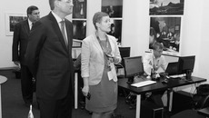 Накануне форума руководитель информационного центра Анна Динельт рассказала губернатору, как будет работать пресс-центр. Фото Аркадия УВАРОВА