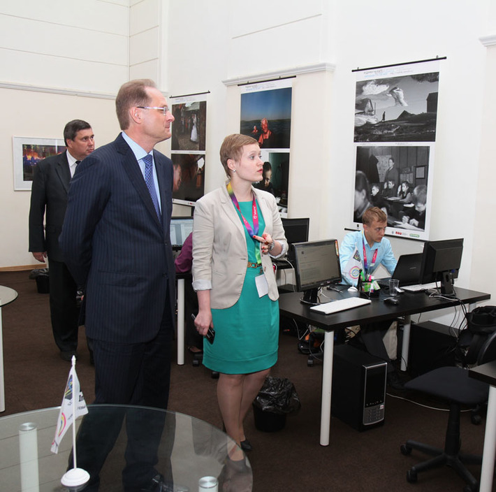 Накануне форума руководитель информационного центра Анна Динельт рассказала губернатору, как будет работать пресс-центр. Фото Аркадия УВАРОВА