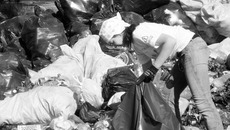 Кучу мешков с мусором кто-то поджег. Придется все собирать заново. Фото Людмилы ХАРЛАМЕНКО