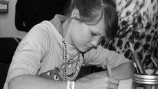 Многие не упустили  возможность написать письмо  «из прошлого». Фото Дарьи ДОРОТОВОЙ