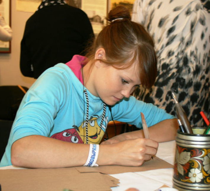 Многие не упустили  возможность написать письмо  «из прошлого». Фото Дарьи ДОРОТОВОЙ