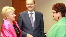 Перед открытием фестиваля губернатор Василий Юрченко, директор театра «Глобус» Татьяна Людмилина и министр культуры Наталья Ярославцева говорили о перспективах этого проекта. Фото предоставлено театром «Глобус»