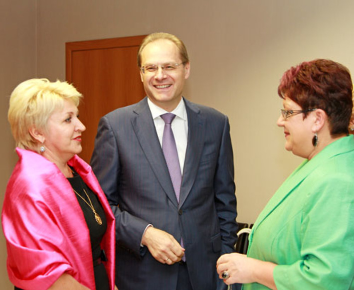 Перед открытием фестиваля губернатор Василий Юрченко, директор театра «Глобус» Татьяна Людмилина и министр культуры Наталья Ярославцева говорили о перспективах этого проекта. Фото предоставлено театром «Глобус»