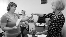 Ольга Мишко рада семейному сертификату и подарку. Фото Михаила ПЕРМИНА