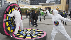 У «Интерры» свои скоморохи. Фото Аркадия УВАРОВА