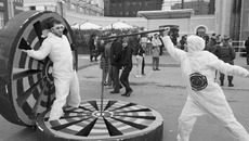 У «Интерры» свои скоморохи. Фото Аркадия УВАРОВА