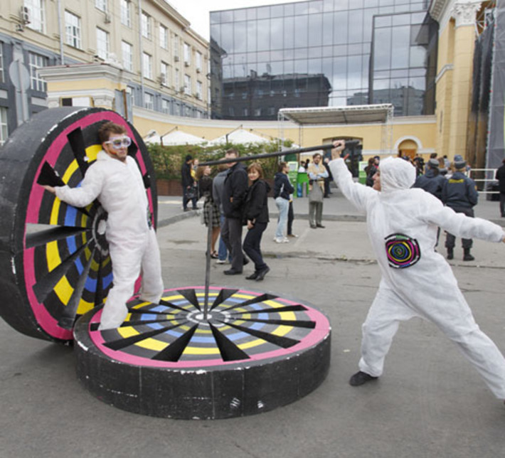 У «Интерры» свои скоморохи. Фото Аркадия УВАРОВА