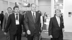 Василий Юрченко знакомится с разработками участников выставки. Фото Михаила ПЕРМИНА