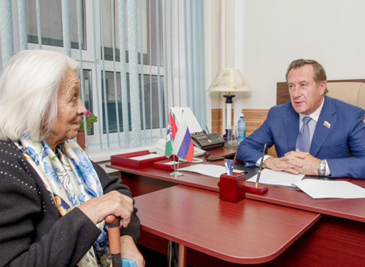 Ситуацию с ветхим жильем берет под контроль председатель Законодательного собрания. Но почему не местная власть? Фото Валерия ПАНОВА