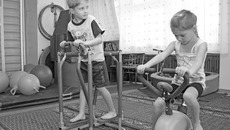 Велотренажеры — важный элемент в борьбе с ДЦП. Фото Михаила ПЕРМИНА