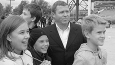 И взрослые, и дети увлеченно изучали устройство новосибирского планетария. Фото пресс-службы Заксобрания НСО