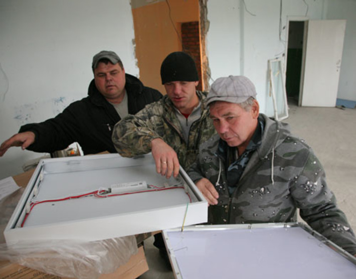 Новые светильники скоро займут свои места. Фото Михаила ПЕРМИНА