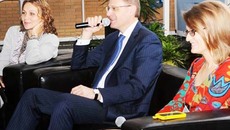 Василий Юрченко рассказал, что каждое утро знакомится с мониторингом СМИ. Фото предоставлено пресс-службой правительства НСО