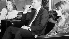 Василий Юрченко рассказал, что каждое утро знакомится с мониторингом СМИ. Фото предоставлено пресс-службой правительства НСО