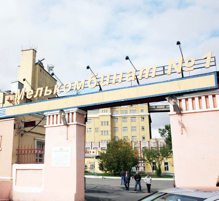 В цехах мелькомбината кипит работа. Фото Михаила ПЕРМИНА