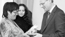 В заключение встречи Василий Юрченко вручил сотрудникам филармонии памятные медали «За вклад в развитие Новосибирской области». Фото Аркадия УВАРОВА