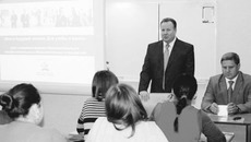Урок ведет министр труда, занятости и трудовых ресурсов области Игорь Шмидт. Фото с сайта www.pfrf.ru