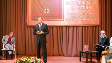 Губернатор Василий Юрченко на презентации альманаха «Новосибирской области 75 лет. События, люди, факты». Фото Михаила ПЕРМИНА