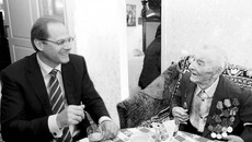 В праздничные дни особое внимание уделяется заслуженным жителям области. Фото Михаила ПЕРМИНА