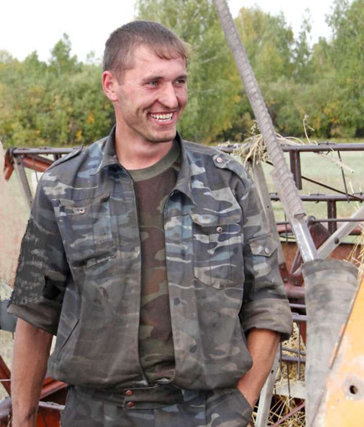Молодой механизатор Валерий Барсуков технику «вылечил». Фото Ольги ЛЕВИНОЙ
