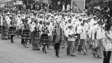 Праздничное шествие представителей районов области. Фото Аркадия УВАРОВА