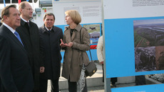 У стендов фотовыставки к 75-летию области. Фото Михаила ПЕРМИНА