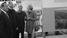 У стендов фотовыставки к 75-летию области. Фото Михаила ПЕРМИНА