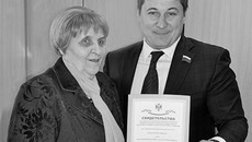Дмитрий Пингасов с одной из выпускниц факультета финансовой грамотности. Фото пресс-службы Законодательного собрания Новосибирской области