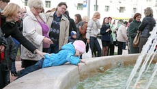 В день открытия сквера необычный фонтан особенно привлекал внимание жителей города.Фото Михаила ПЕРМИНА